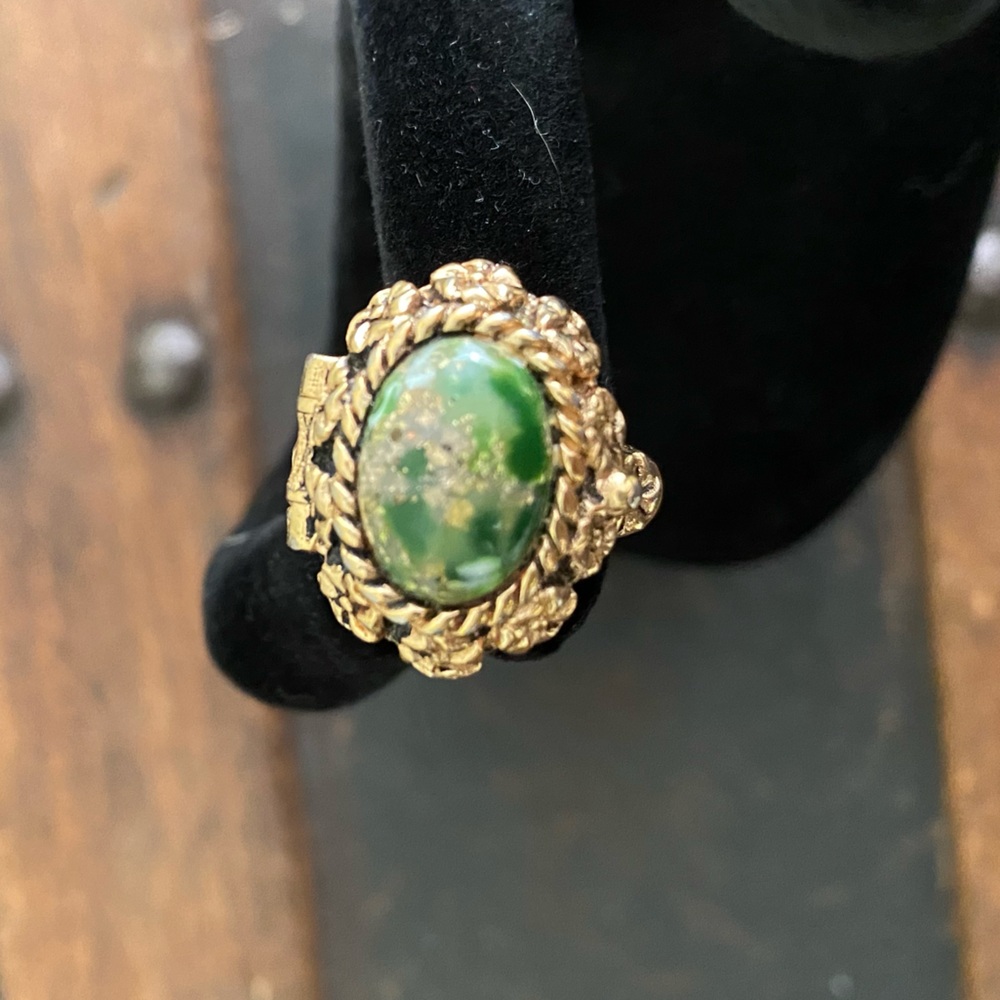 Vintage Sarah Conventry Beautiful multi green colored stone gold toned ring ~